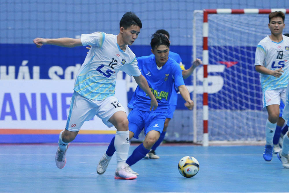 Thai Son Nam HCMC (white shirt) won the second consecutive victory. Photo: VFF