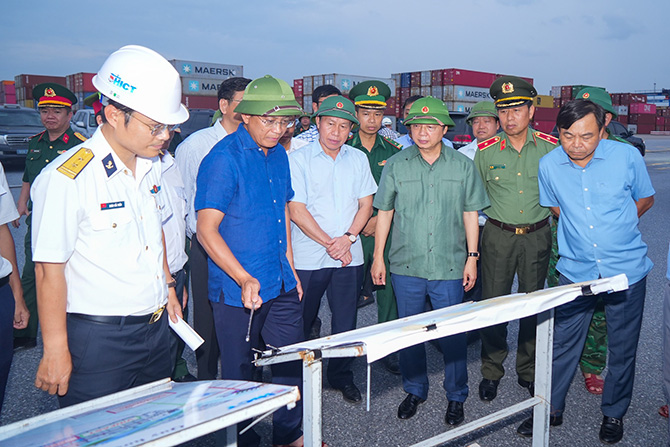 Phó Thủ tướng Trần Hồng Hà tai buổi kiểm tra công tác phòng chống bão tại Hải Phòng. Ảnh: Đàm Thanh