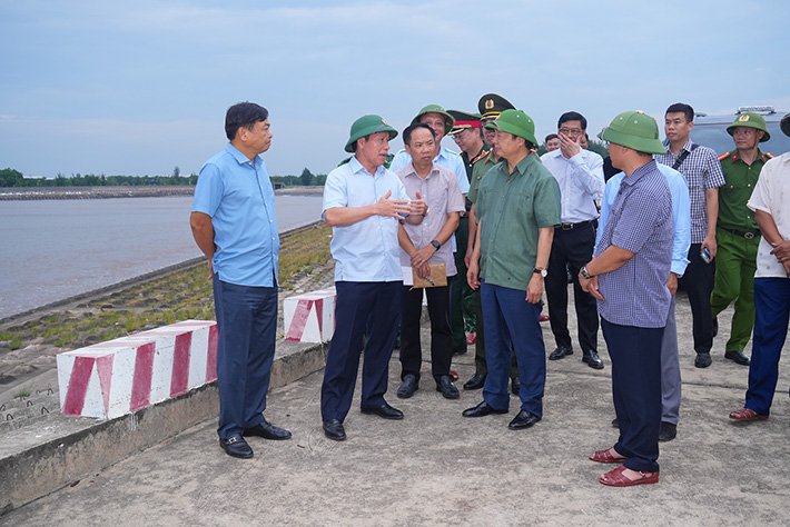 Phó Thủ tướng Chính phủ Trần Hồng Hà tại buổi kiểm tra công tác phòng chống bão tại Hải Phòng. Ảnh: Đàm Thanh