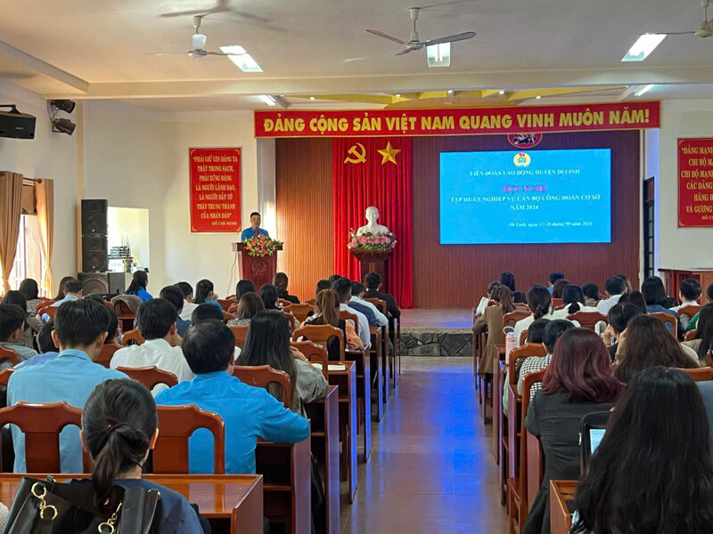 Liên đoàn Lao động huyện Di Linh tập huấn cho hơn 370 cán bộ và kế toán công đoàn. Ảnh: N.HƯƠNG