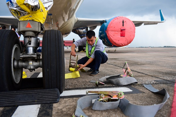 Cán bộ kỹ thuật chằng máy bay để phòng chống bão số 3. Ảnh: Tổng Công ty Hàng không Việt Nam
