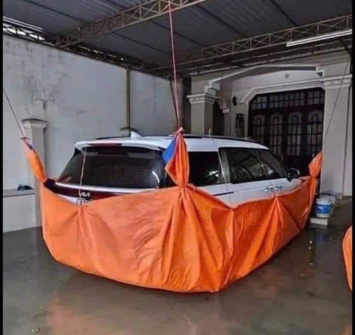 A way to protect your car from Typhoon Yagi. Photo: Duong Truong