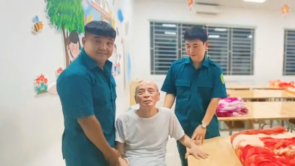 Tránh bão số 3, người dân chung cư ở Hà Nội sơ tán trong đêm.