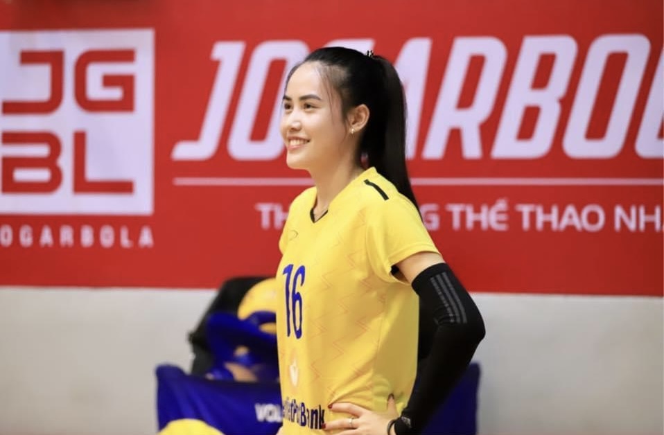 Athlete Dinh Thi Thuy is wearing the LPB Ninh Binh volleyball club shirt. Photo: FBNV