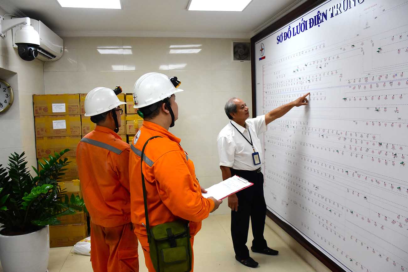 At the same time, Ba Dinh Electricity Company reviewed important points to promptly respond and handle emergency situations. Photo: EVNHANOI.