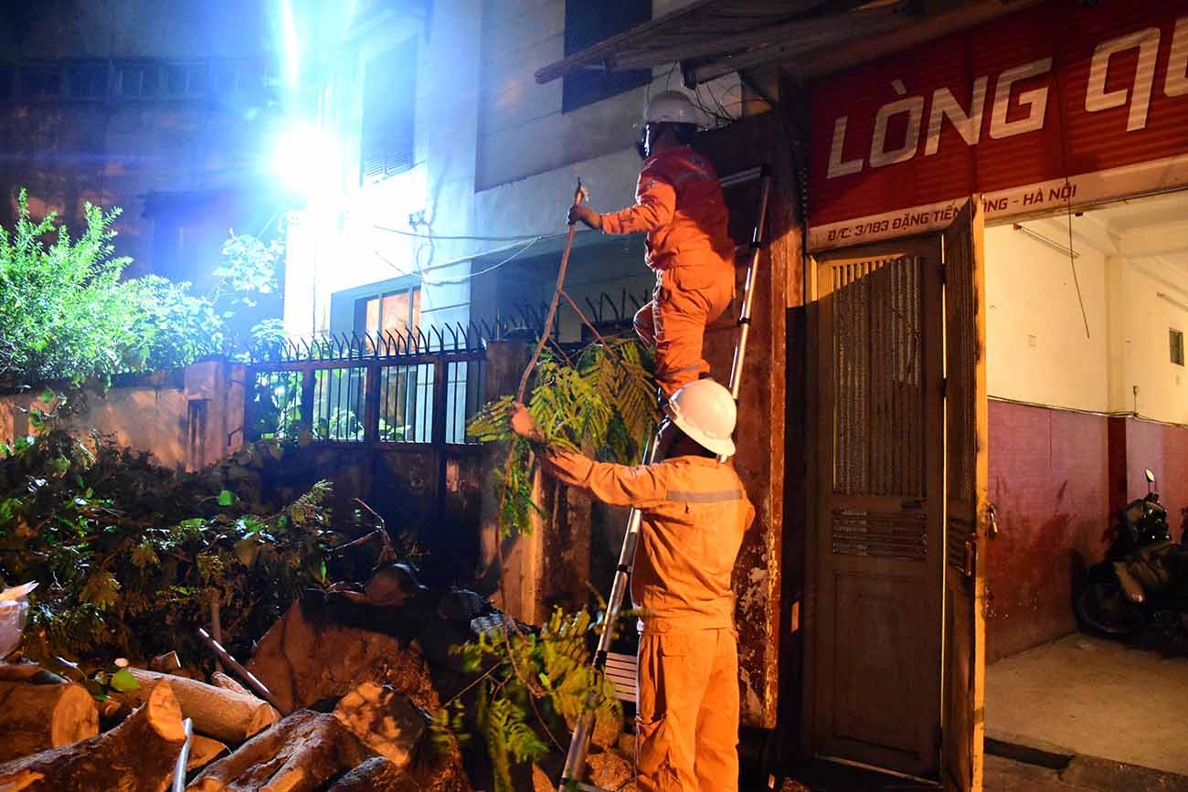 In Dong Da district, EVNHANOI workers immediately deployed support to overcome the consequences caused by the storm circulation, ensuring continuous and stable power supply for customers' daily life. Photo: EVNHANOI.