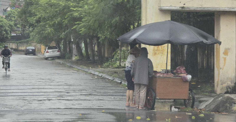 Một hàng bán thịt lợn ở đường Doãn Khê, phường Phúc Khánh, TP Thái Bình  vẫn bán hàng cho người dân vào lúc hơn 6h sáng nay 7.9. Ảnh: Trung Du