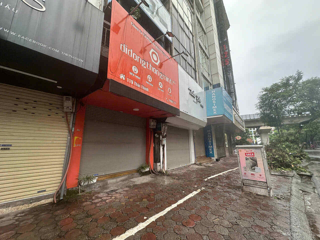 Many stores closed due to information that storm No. 3 will directly affect the capital Hanoi. Photo: Viet Anh