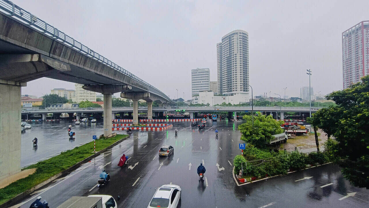 The Mai Dich - Pham Van Dong intersection is unusually deserted during rush hour before storm No. 3 officially makes landfall. Photo: Hai Danh