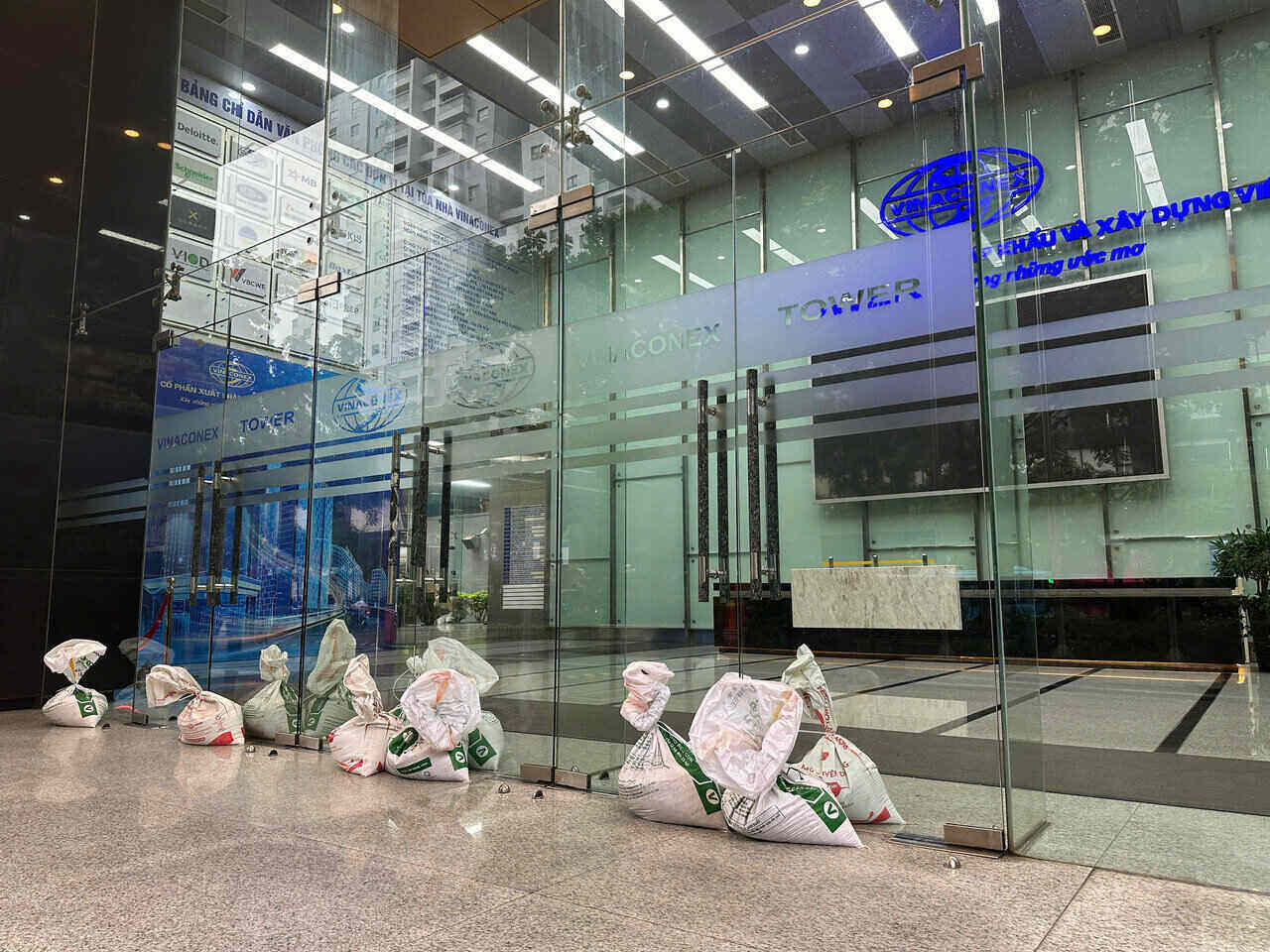 An apartment building on Lang Ha Street (Dong Da District) has covered its glass doors with sandbags to avoid the effects of the storm. Photo: Viet Anh