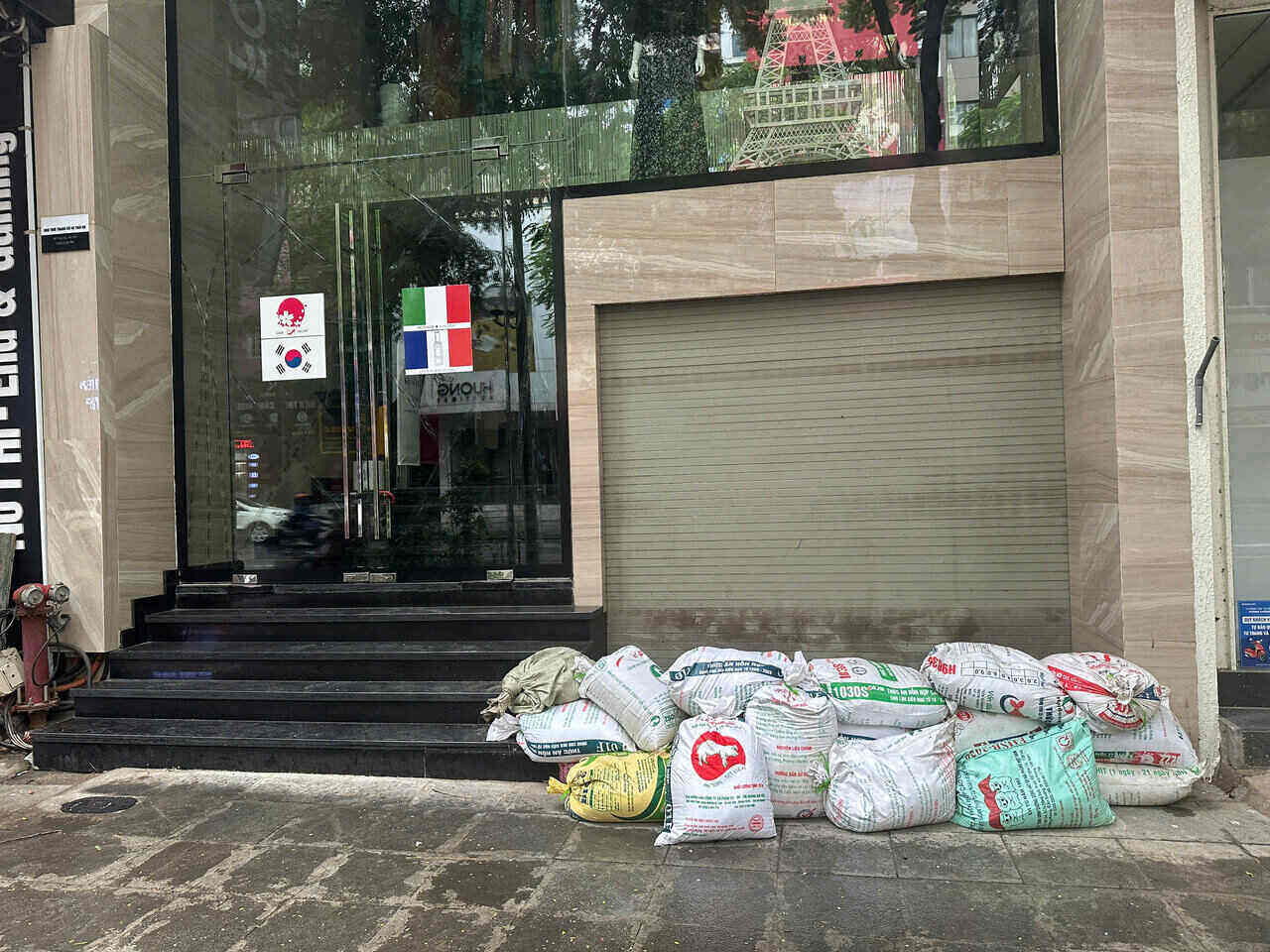 A store on Thai Ha Street (Dong Da District) had to block many sandbags in front of the entrance to the underground parking lot to prevent flooding due to heavy rain. Photo: Viet Anh