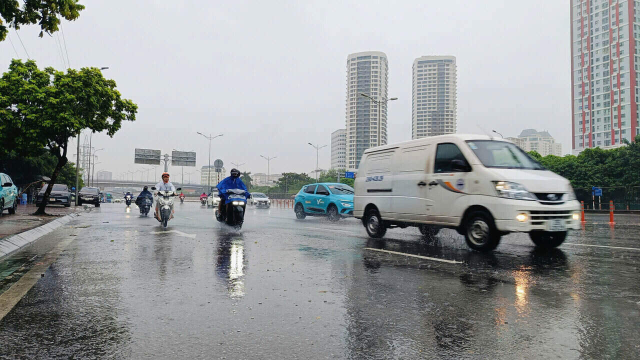 According to the forecast of the National Center for Hydro-Meteorological Forecasting, due to the influence of storm number 3, on September 7, Hanoi will be cloudy with heavy to very heavy rain. North to Northwest wind level 6-8, gusting level 9-11. Lowest temperature 24-26 degrees Celsius. Highest temperature 26-28 degrees Celsius. Photo: Hai Danh