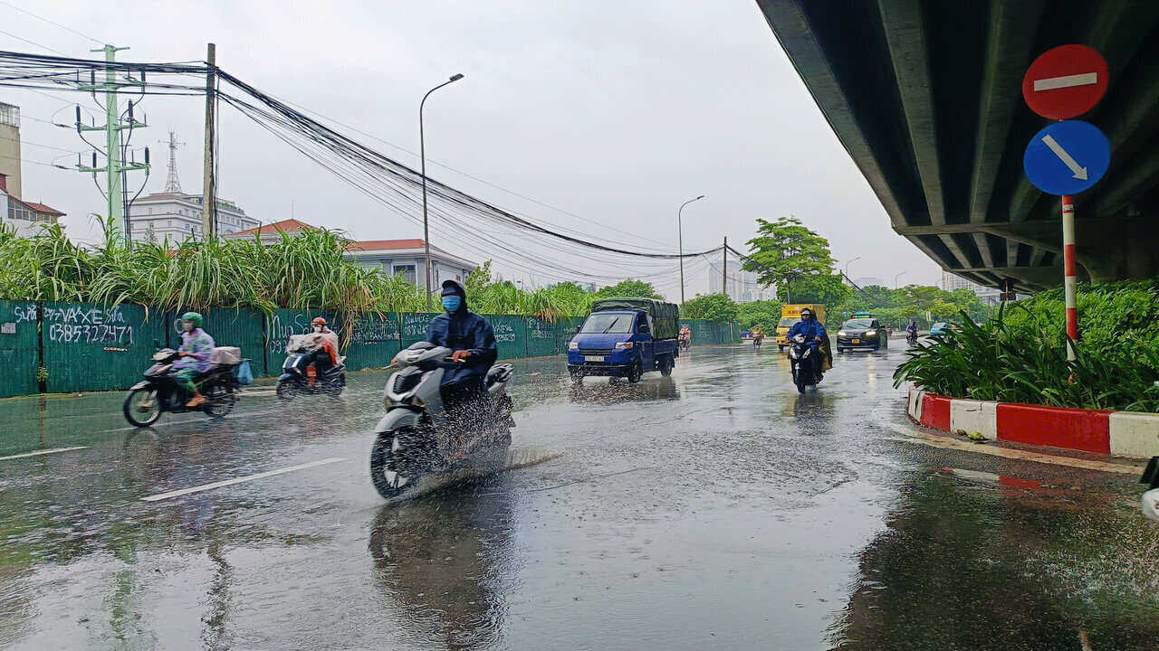 At around 8:15 a.m. in the Pham Hung Street area (Nam Tu Liem, Hanoi), although it was only light rain, flooding began to occur in some places. Photo: Hai Danh