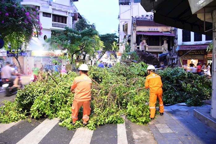 EVNHANOI hỗ trợ lực lượng chức năng trong công tác giải tỏa hiện trường để tránh ùn tắc tại khu vực. 