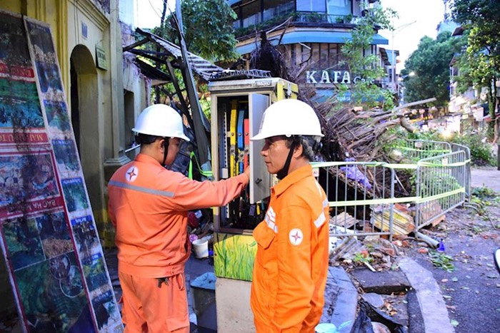 Các công nhân EVNHANOI hỗ trợ khắc phục hậu quả do hoàn lưu bão gây ra để đảm bảo an toàn cho hệ thống điện. 