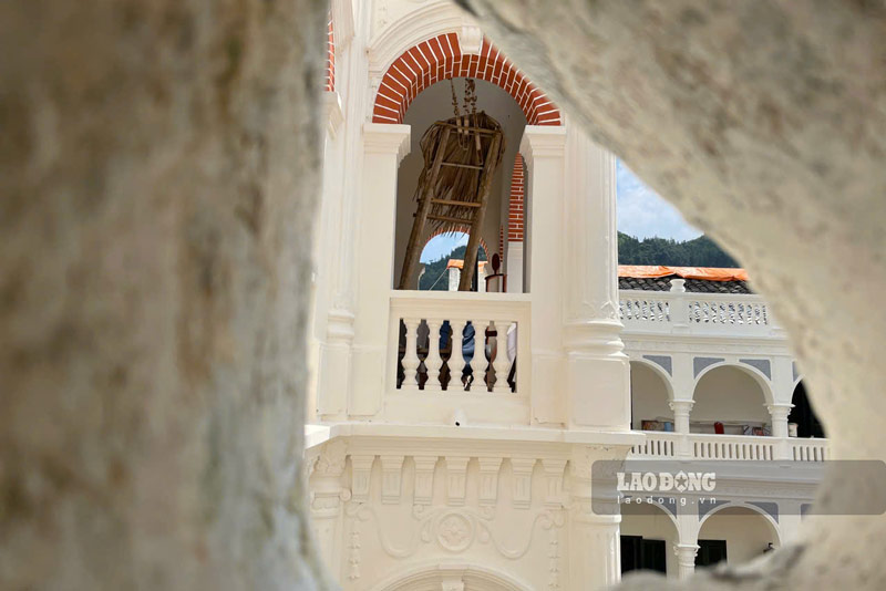 Therefore, after many assessments, in December 2023, the project to restore and embellish the architectural and artistic relic of Hoang A Tuong Palace, Bac Ha district, invested by the Department of Tourism, was officially started.