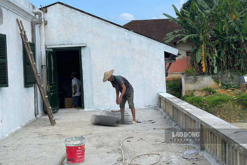 Present at this special architectural work on September 7, according to the reporter of Lao Dong Newspaper, construction activities were bustling. Workers were painting the exterior of the mansion, others were compacting the floor...