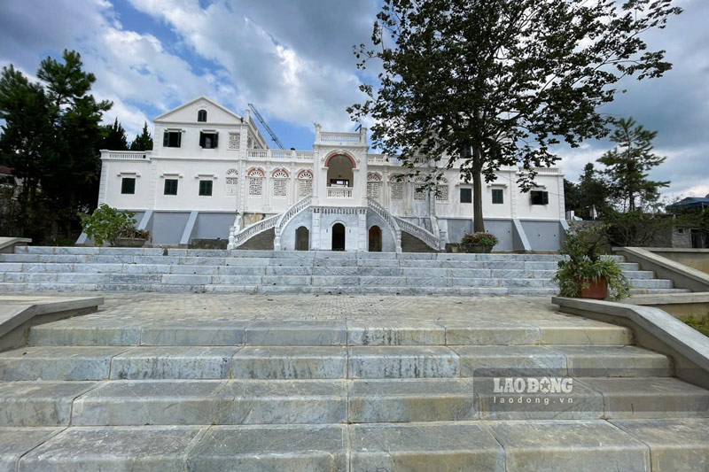 Located right in the center of the white plateau (Bac Ha town, Bac Ha district, Lao Cai province), Hoang A Tuong mansion (called King Meo in Lao Cai) has a prime location. The mansion is located on solid land "leaning on the mountain and stepping on the water", behind is Co Tien mountain, in front is a stream, on the left and right are high and rugged mountain ranges.  