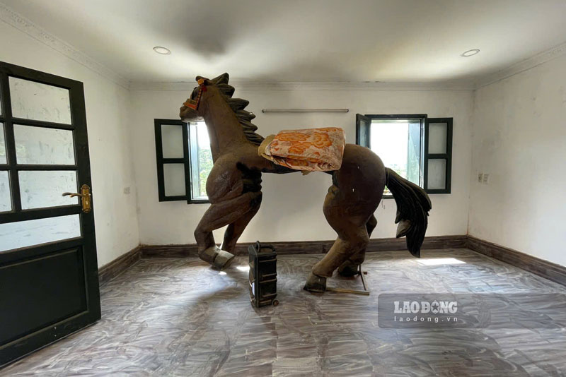 On the morning of September 7, speaking with a reporter from Lao Dong Newspaper, a representative of the Hoang A Tuong Palace Management Board said: “The mansion has been abandoned for a long time, so there is not much furniture inside. Only the table and chairs and the mirror have been moved elsewhere while waiting for restoration.