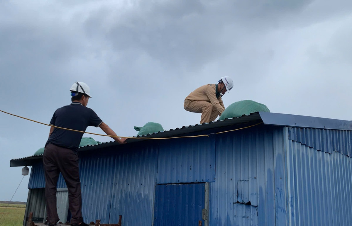 Xem xét, tạo điều kiện để người lao động được nghỉ trong những ngày mưa bão lớn để đảm bảo an toàn. Ảnh: Lương Hà
