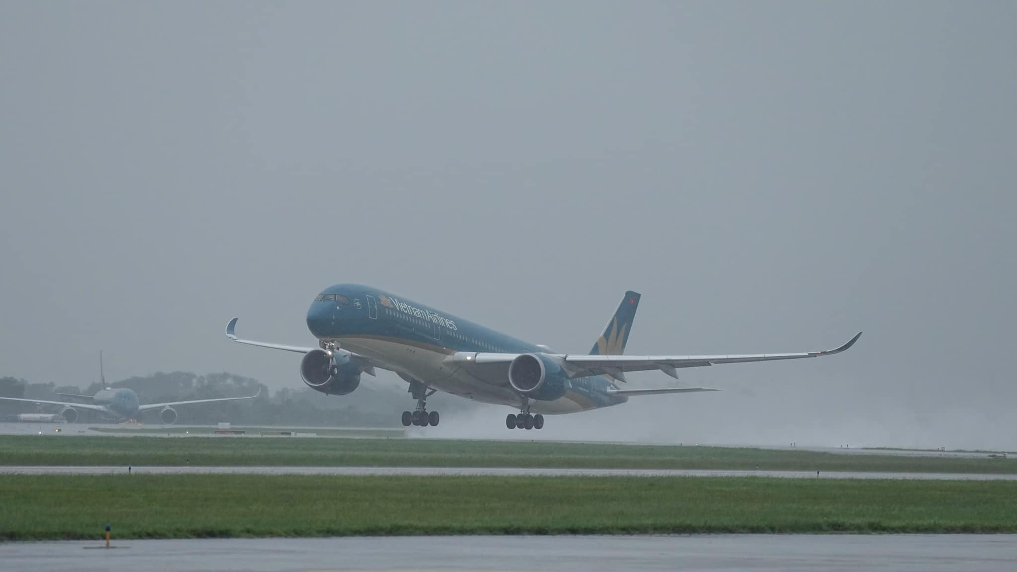 Trước 10h sáng nay vẫn còn một số chuyến bay hạ cánh và cất cánh an toàn tại Cảng HKQT Nội Bài trước thời điểm ngừng khai thác tránh bão Yagi. Ảnh: NIA