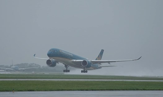 Trước 10h sáng nay vẫn còn một số chuyến bay hạ cánh và cất cánh an toàn tại Cảng HKQT Nội Bài trước thời điểm ngừng khai thác tránh bão Yagi. Ảnh: NIA