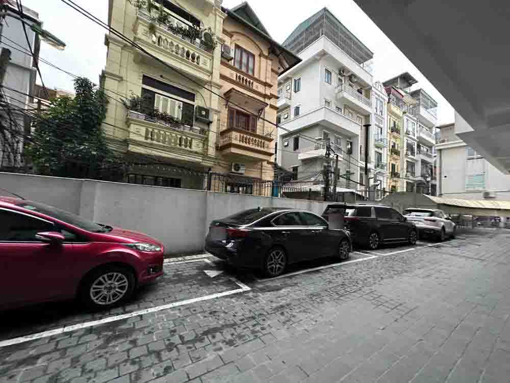 Anh Bùi Gia Minh đã chủ động chuyển xe ôtô khỏi tầng hầm để đề phòng bão số 3 gây ngập úng. Ảnh: Hà Anh