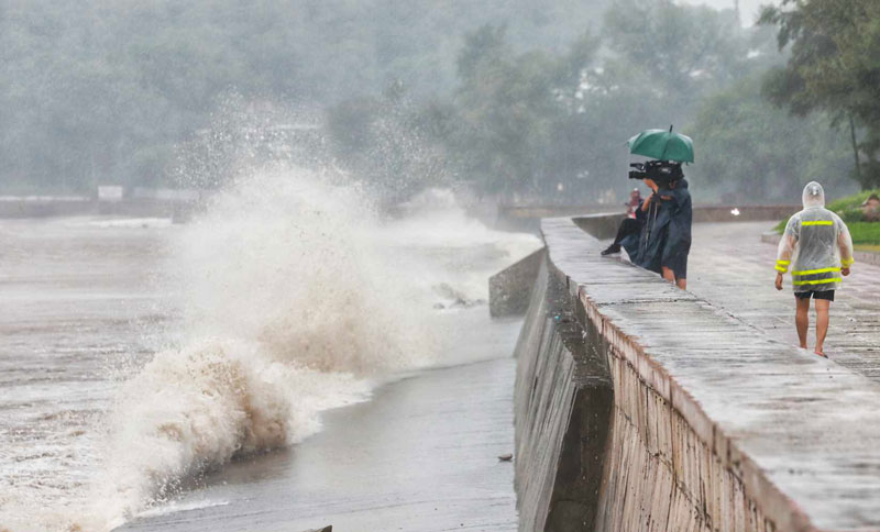 Do Son Sea had strong winds and big waves at 8am on September 7, due to the influence of storm No. 3 Yagi.