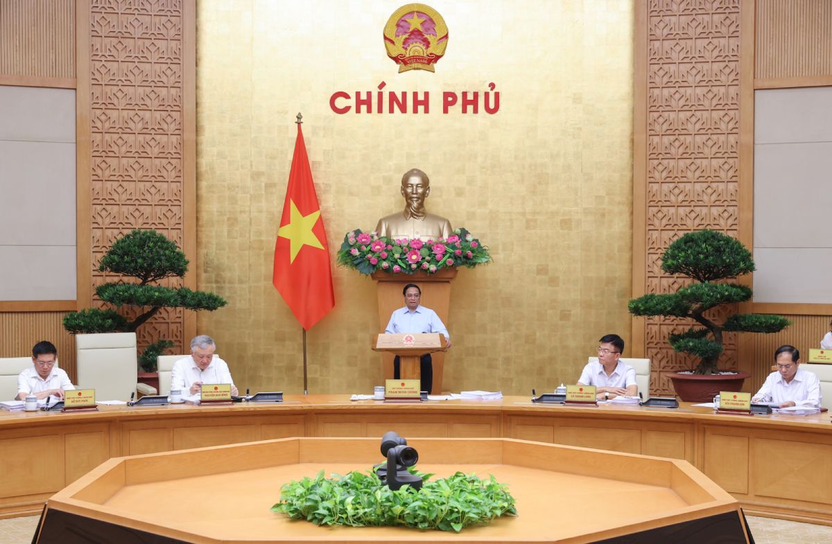 Regular Government meeting in August. Photo: Nhat Bac