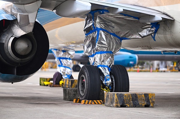 Vietnam Airlines chằng néo máy bay tại Nội Bài phòng chống bão số 3. Ảnh: Vietnam Airlines 