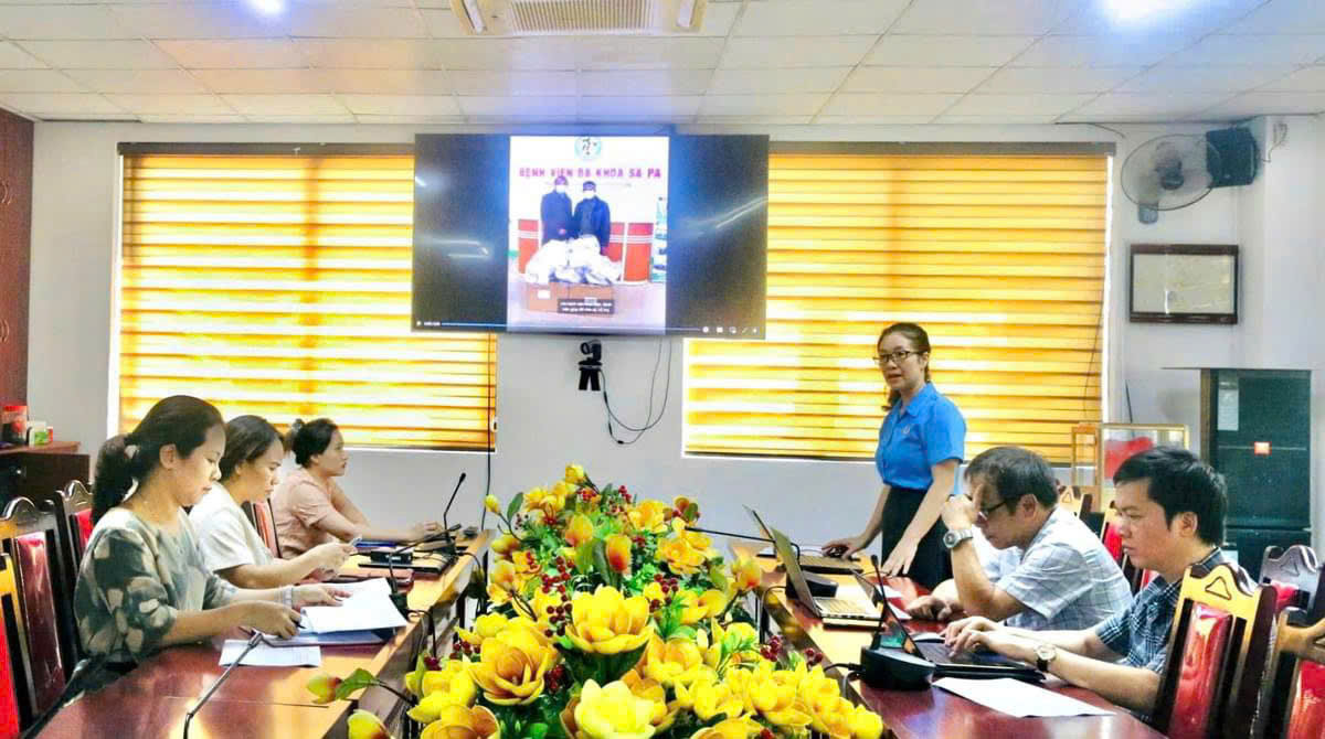 Giám khảo chấm điểm các video tham gia cuộc thi của công đoàn ngành y tế Lào Cai. Ảnh: Đơn vị cung cấp
