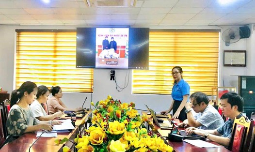 Giám khảo chấm điểm các video tham gia cuộc thi của công đoàn ngành y tế Lào Cai. Ảnh: Đơn vị cung cấp