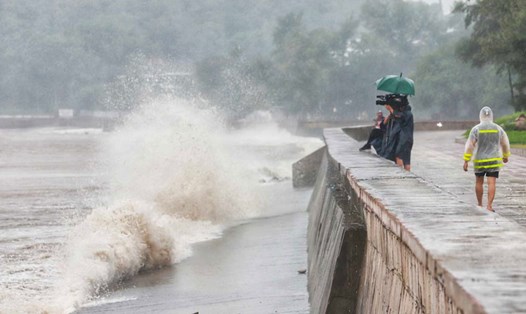 Sáng nay, sức gió mạnh nhất vùng gần tâm bão mạnh cấp 14, giật cấp 17, di chuyển theo hướng Tây Tây Bắc, tốc độ 15-20km/h. Khu vực biển tại Hải Phòng đã có mưa lớn, sóng to dữ dội. Ảnh: Tô Thế