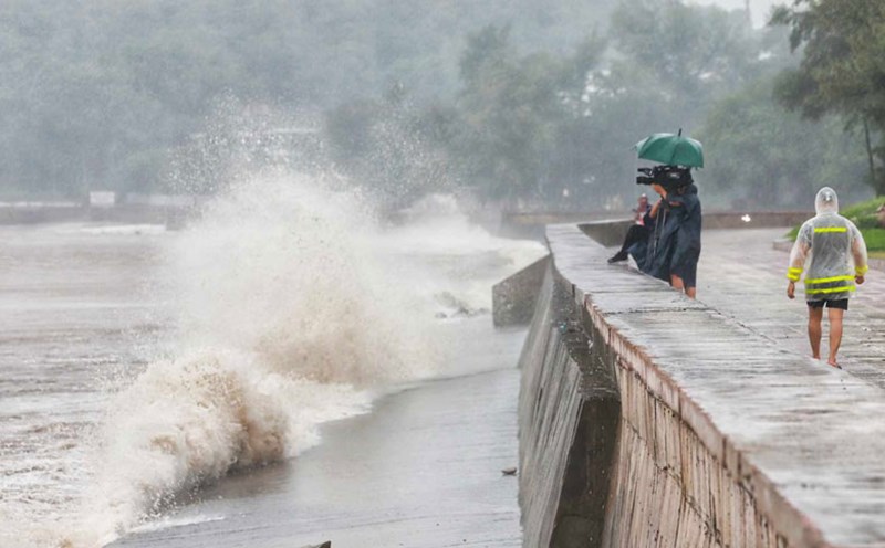 Sáng nay, sức gió mạnh nhất vùng gần tâm bão mạnh cấp 14, giật cấp 17, di chuyển theo hướng Tây Tây Bắc, tốc độ 15-20km/h. Khu vực biển tại Hải Phòng đã có mưa lớn, sóng to dữ dội. Ảnh: Tô Thế