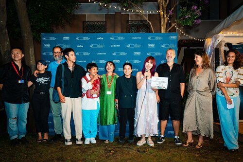 Director Duong Dieu Linh speaks when receiving 2 awards at the Venice Film Festival. Photo: NVCC