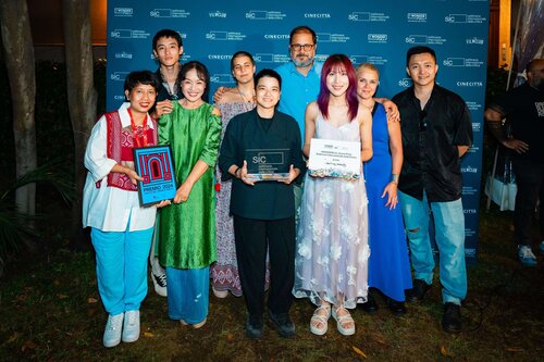 Đạo diễn Dương Diệu Linh và dàn diễn viên hạnh phúc khi nhận giải thưởng. Ảnh: NVCC