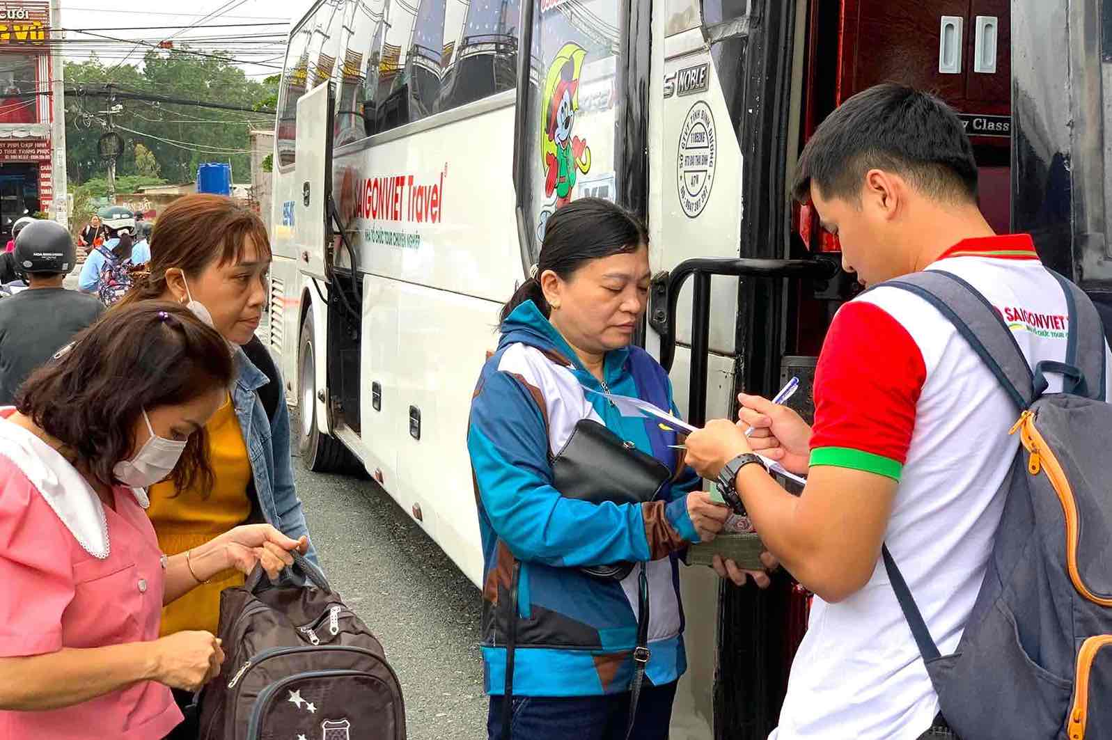 Checking the list of workers before boarding the bus to travel to Da Lat. Photo: Trade Union of Chang Shin Vietnam Co., Ltd.