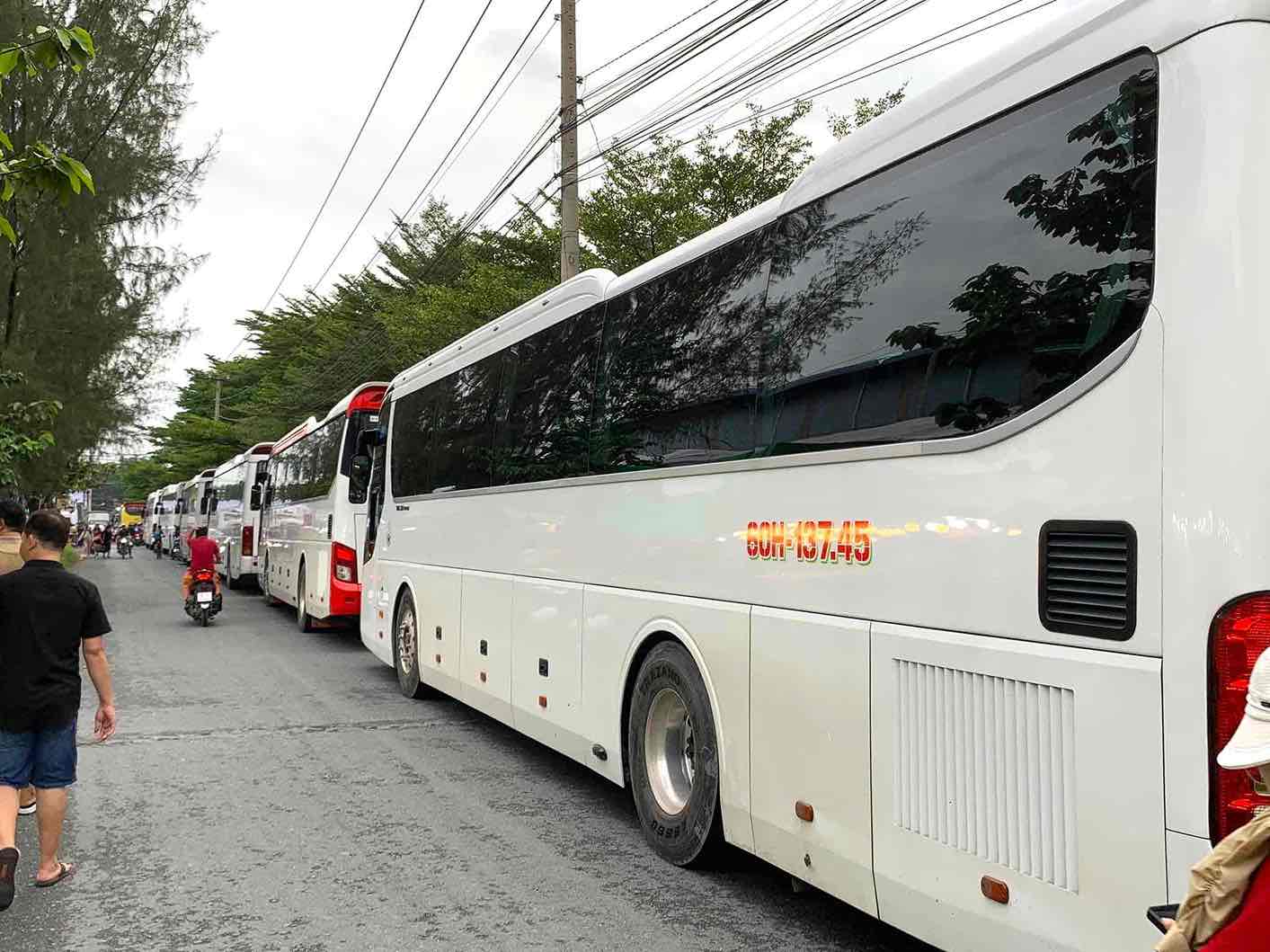 The convoy carrying the first workers to travel to Da Lat. Photo: Trade Union of Chang Shin Vietnam Co., Ltd.