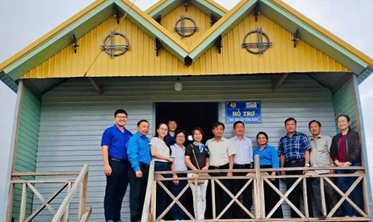 Ngôi nhà sàn được xây dựng mới của gia đình chị Đinh Thị A Ngơnh. Ảnh: Thanh Tuấn
