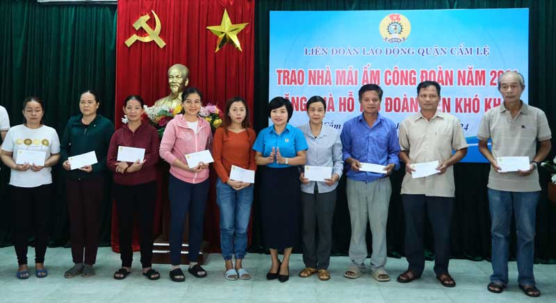 Liên đoàn Lao động quận Cẩm Lệ, Đà Nẵng tổ chức trao hỗ trợ cho đoàn viên có hoàn cảnh khó khăn. Ảnh: Trà Vân