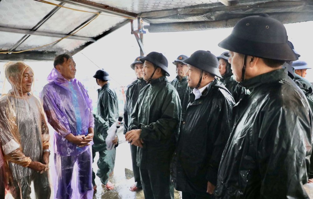 Lieutenant General Nguyen Van Bong visited, encouraged and presented gifts to the people of Ha Long City, Quang Ninh. Photo: Hoang Son