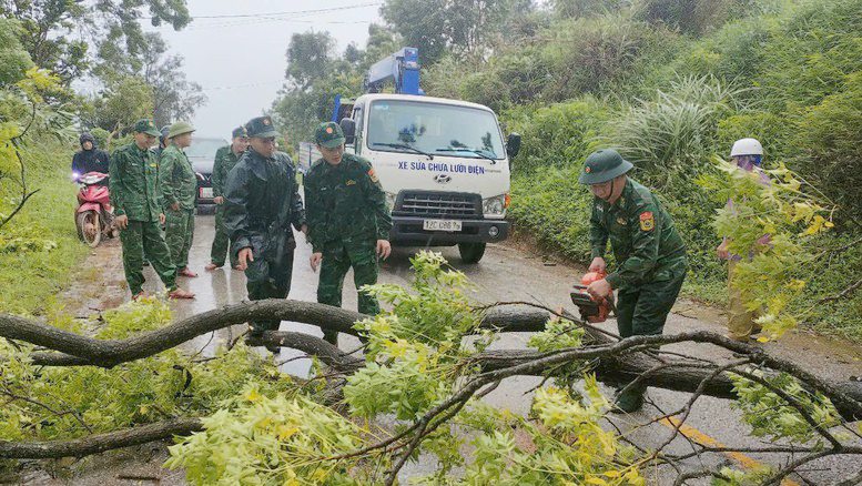 Bộ đội Biên phòng cùng Nhân dân chống bão số 3. Ảnh: Bộ đội Biên phòng