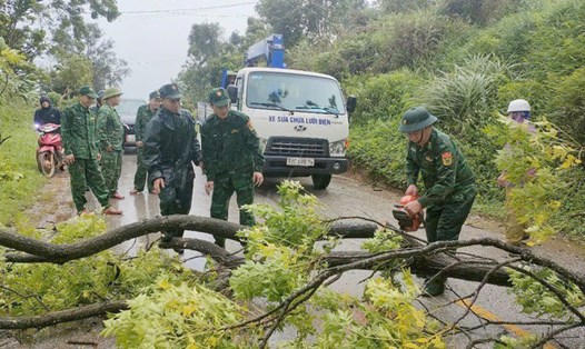 Bộ đội Biên phòng cùng Nhân dân chống bão số 3. Ảnh: Bộ đội Biên phòng