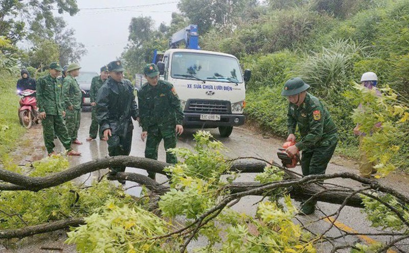 Bộ đội Biên phòng cùng Nhân dân chống bão số 3. Ảnh: Bộ đội Biên phòng