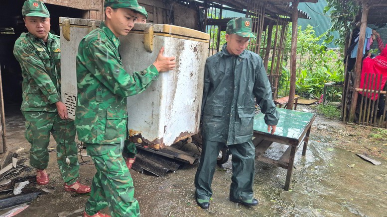 Lang Son Border Guards are working with the people to overcome the consequences of Storm No. 3. Photo: Border Guards