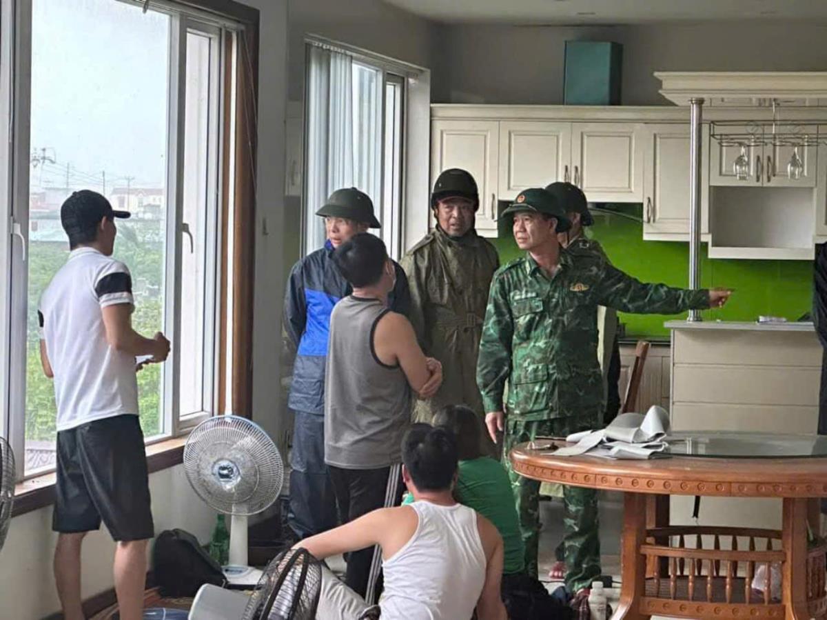 Do Son Border Guard Station, Hai Phong City Border Guard, takes people to a safe storm shelter. Photo: Xuan Chinh