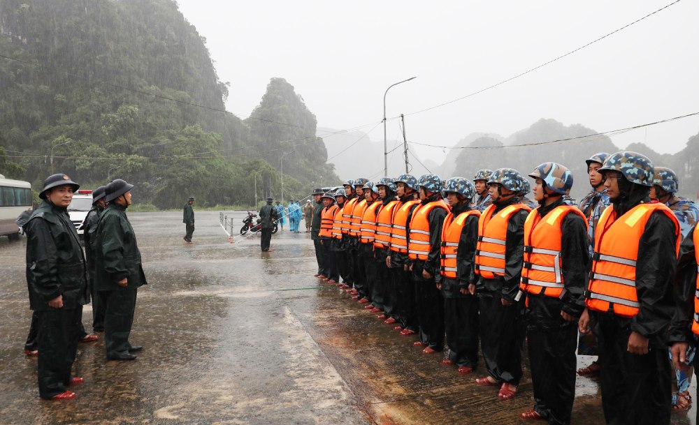 Lieutenant General Nguyen Van Bong encouraged officers and soldiers of Brigade 170. Photo: Navy Command