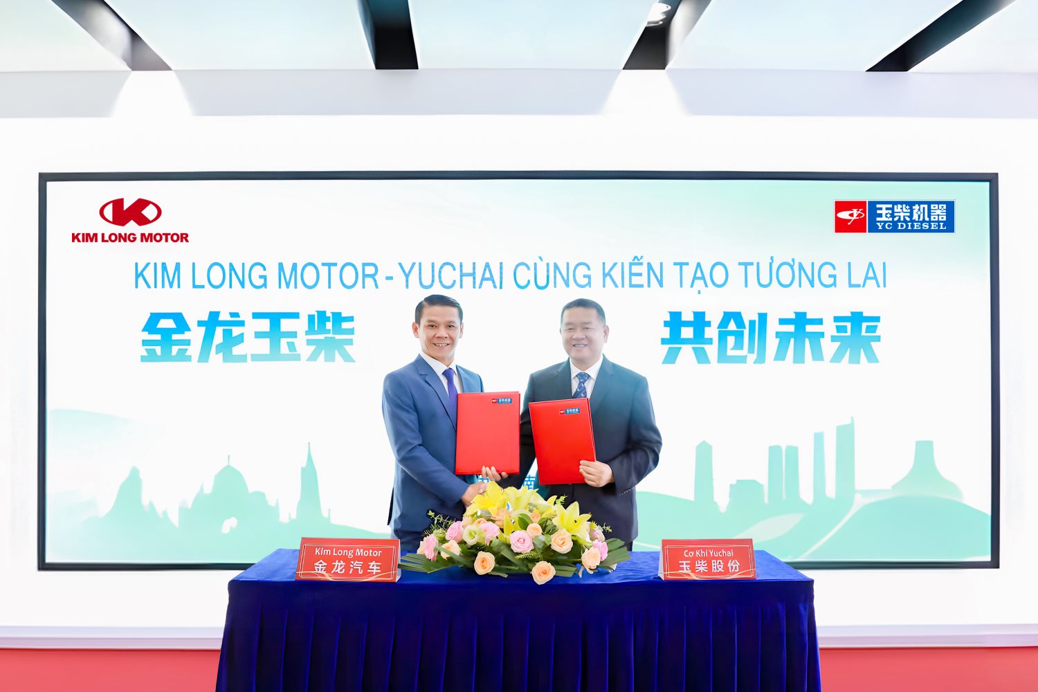 Kim Long Motor và Tập đoàn Yuchai ký kết thỏa thuận cấp phép chuyển giao công nghệ và phân phối độc quyền các sản phẩm động cơ Yuchai. Ảnh: Kim Long Motor 
