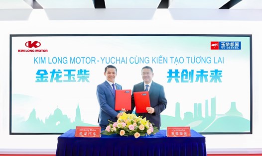 Kim Long Motor và Tập đoàn Yuchai ký kết thỏa thuận cấp phép chuyển giao công nghệ và phân phối độc quyền các sản phẩm động cơ Yuchai. Ảnh: Kim Long Motor