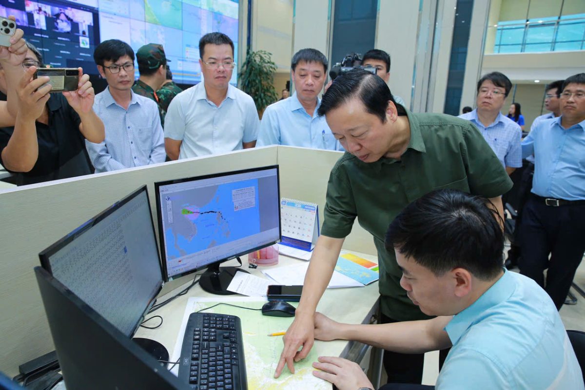 Phó Thủ tướng Chính phủ Trần Hồng Hà theo dõi diễn biến bão số 3 đang đổ bộ vào các tỉnh Quảng Ninh, Thái Bình, TP Hải Phòng. Ảnh: Minh Khôi

